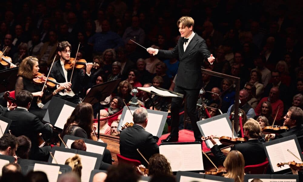 Klaus Mäkela conducts the Christmas Concert at the Concertgebouw in Amsterdam — Mezzo Live HD